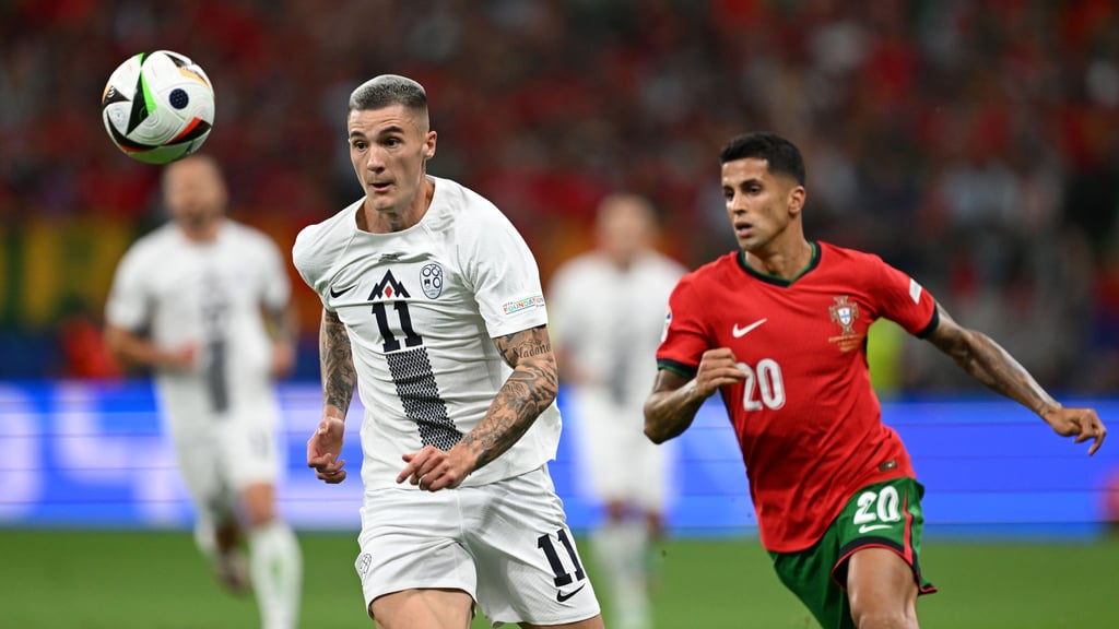 Sloweniens Benjamin Sesko (l.) und Portugals Joao Cancelo kämpfen bei der EM um den Ball