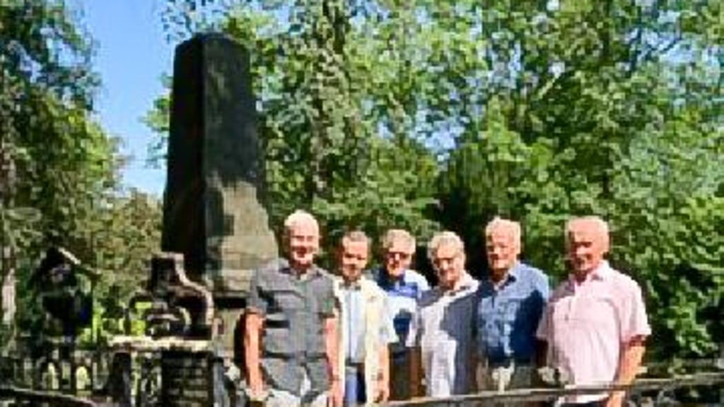 Das CAS-Autorenteam am Grab von Gustav Sauerbrey.