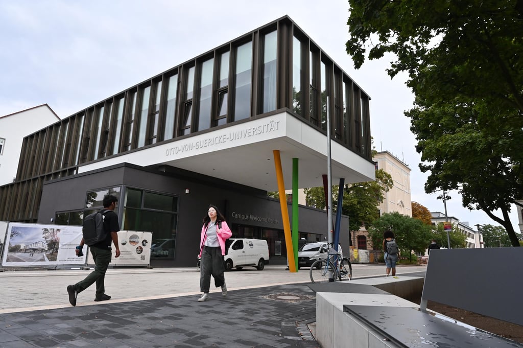 Das neue Welcome Center der Uni Magdeburg von außen.