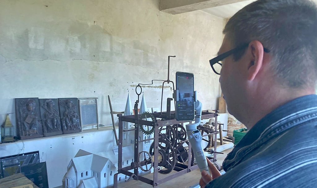 Steve Kunze zeigt während der Führung durch den Westflügel, der live im Internet gestreamt wird, einige Exponate, die hier gelagert werden. 