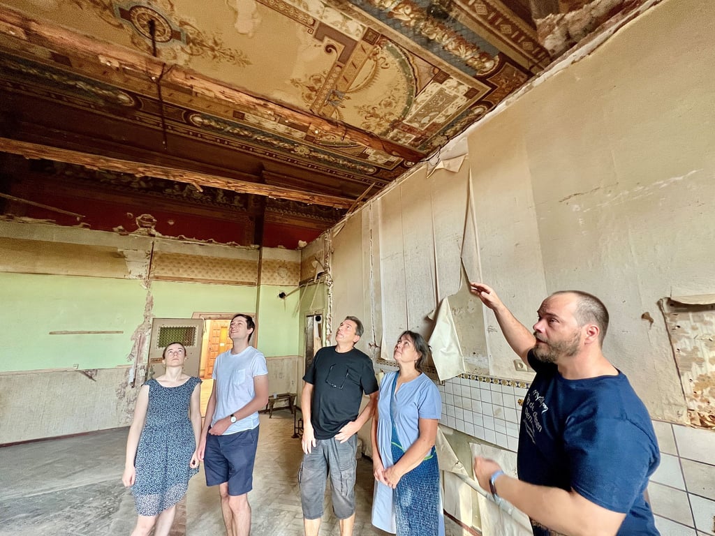 Christian Czerny (von rechts), Eigentümer des Gutshauses Kraaz in Osmarsleben, erläutert den Besuchern Astrid und Michael Lüders, Daniel Wolfram und Saphira Streck im ehemaligen Tanzsaal, wie er die wunderbare Deckenmalerei entdeckt hat.