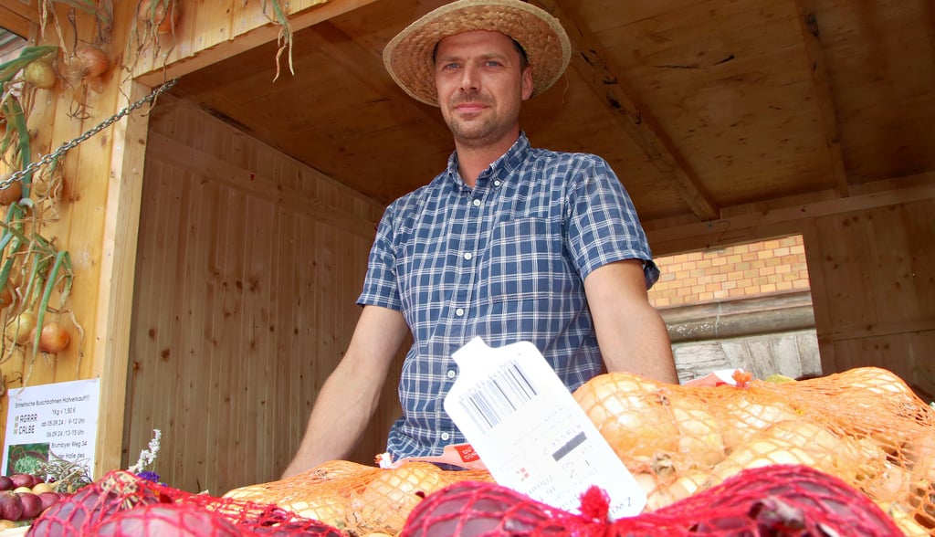 Heiko Brandt hat schon während des Bollenfest auf dem Marktplatz die frischen Zwiebeln reichlich verkauft. 