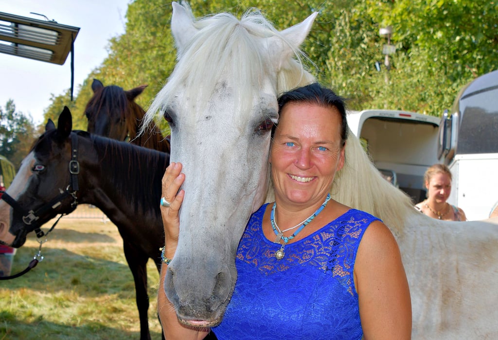 Cazurro ist eines der von Karina Vandersee-Mülller aus Spanien geretteten Pferde und war beim Pferdemarkt in Havelberg in den Shows mit zu erleben. Die Stuntreiterin kennt den Markt bereits aus ihrer Kindheit.
