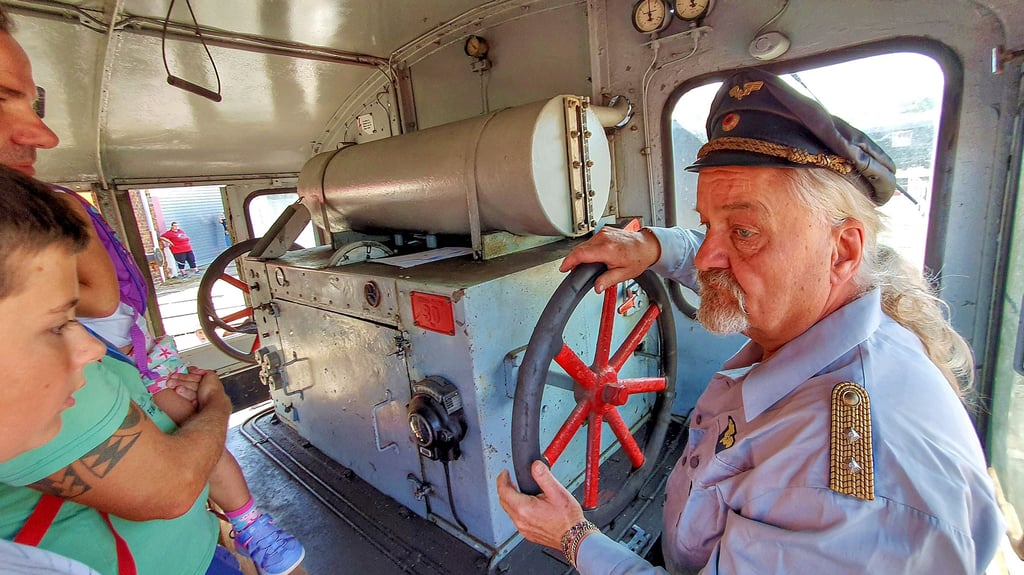 Eisenbahnclub-Chef Roman Neunherz ist mit den Besuchern im Führerstand der Kleindiesellok Kö 5226 von Deutz, Baujahr 1944, unterwegs.  