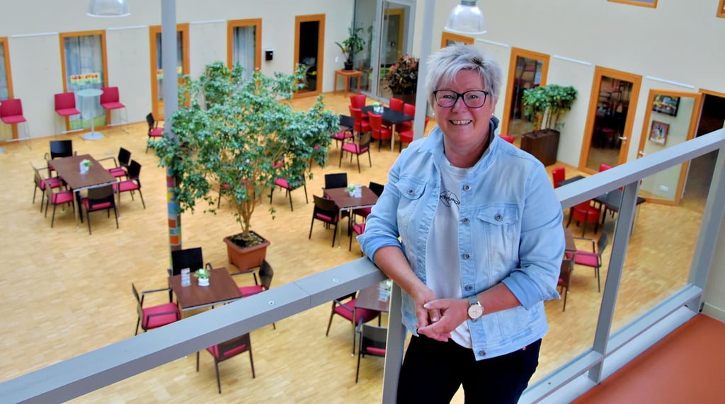 Sylke Kühling, Leiterin im EHFA, zeigt den „Marktplatz“, der für private Feiern mietbar ist.