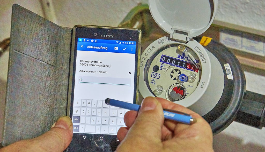 Wo noch keine digitalen Wasserzähler eingebaut sind, liest der Wasserzweckverband Saale-Fuhne-Ziethe die Zählerstände ab Ende Oktober bis Mitte November ab. Bis Ende 2025 sollen die Verbräuche überall im Verbandsgebiet fernabrufbar sein.