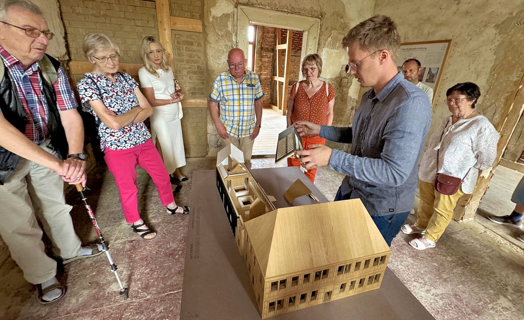 Zum Tag des offenen Denkmals stellte Lucas Bögelsack am Modell ein mögliches Nutzungskonzept für das Haus Grudenberg 7 – mit Anbau – vor.