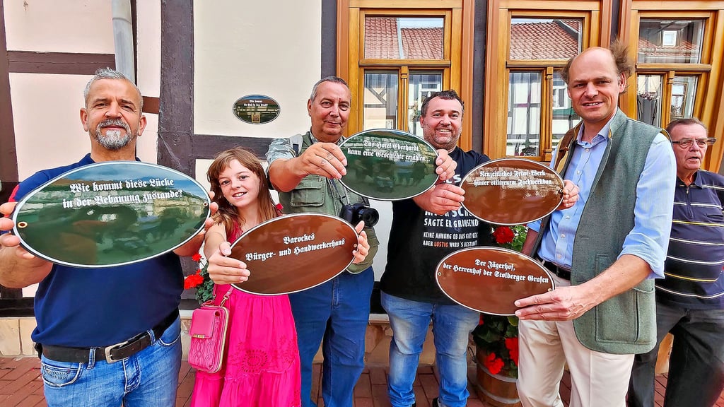 Marcel Görsch, Helene Einicke, Eckhard Reimann, Christoph Prinz zu Stolberg-Stolberg halten die Tafeln, auf die noch QR-Codes kommen.
