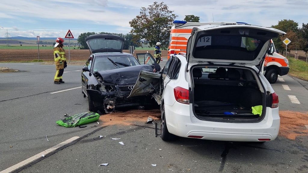 Nach dem schweren Unfall bei Badeborn erlag die Beifahrerin im dunklen Audi später in einem Klinikum ihren Verletzungen.