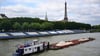 Keine Filmszene, sondern ein Foto aus dem Sommer während Olympia. Ein Schiff passiert Tribünen, im Hintergrund ist der Eiffelturm zu sehen. Im Netflix-Hit „Im Wasser der Seine“ treibt dagegen ein Hai sein Unwesen im Pariser Gewässer. (Archivbild)