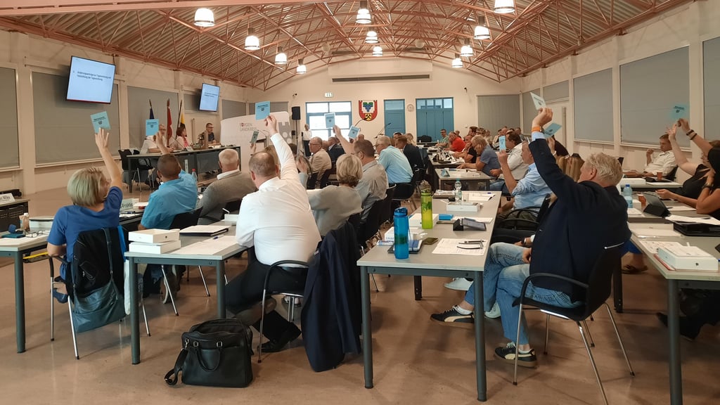 Die AfD-Fraktion im Kreistag des Burgenlandkreises, hier im Vordergrund zu sehen, hat einem Losverfahren misstraut.
