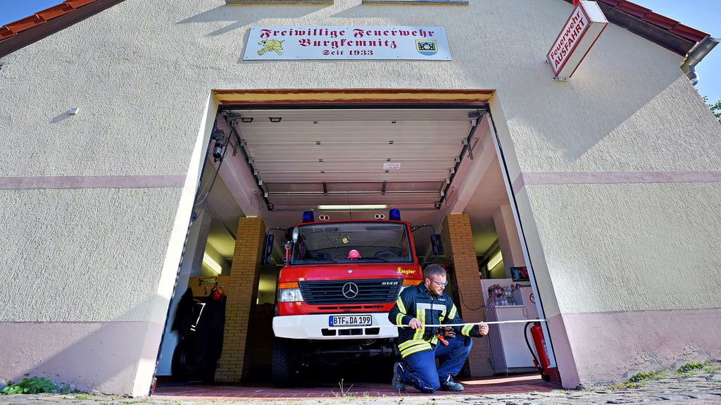 Das Feuerwehrgerätehaus in Burgkemnitz ist zu klein für heutige Ansprüche. Das hat Wehrleiter Christian Steudel schon vor Jahren demonstriert.
