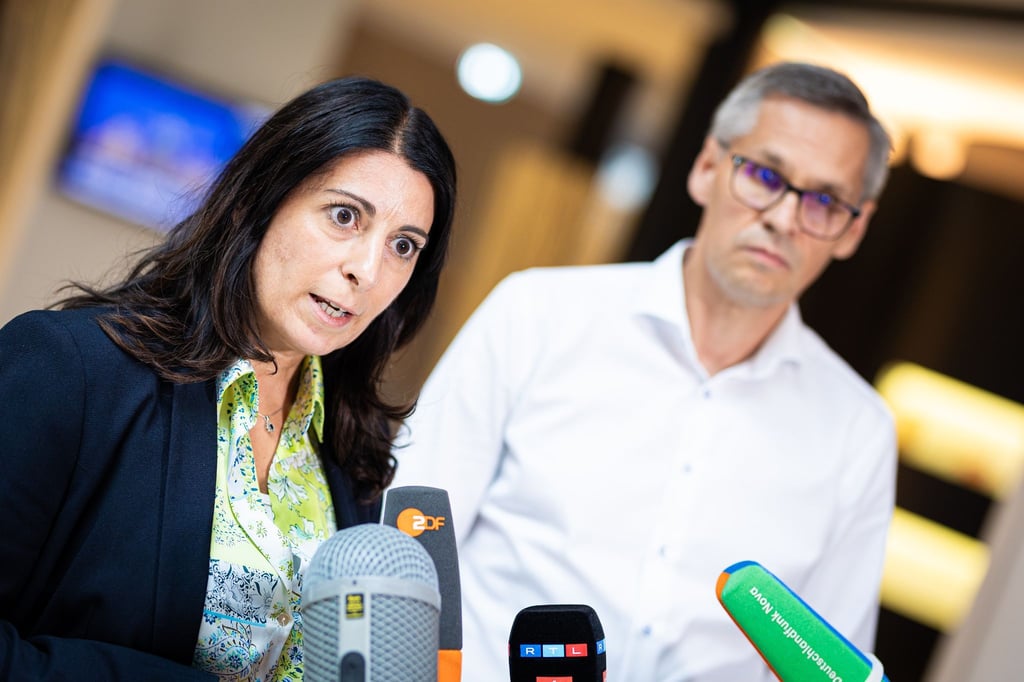 Cavallo (l) will betriebsbedingte Kündigungen und Werkschließungen nicht hinnehmen.