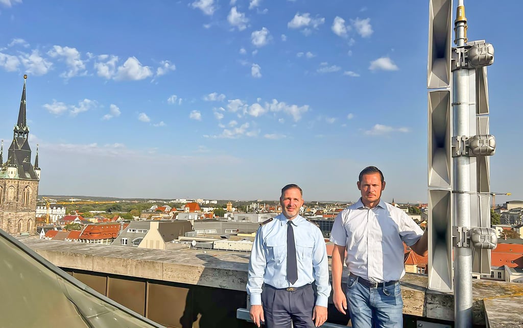 Tobias Teschner, Fachbereichsleiter Sicherheit, und Daniel Schöppe, Abteilungsleiter Brand- und Katastrophenschutz Rettungsdienst, vor der neuen Sirene am Ratshof in Halle: Auch sie soll zum Warntag am Donnerstag ertönen.