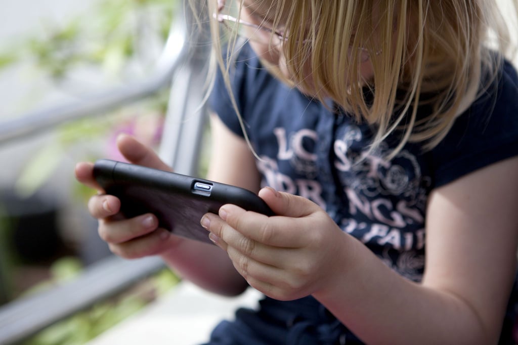 Die Augen nur auf dem Bildschirm: Auch auf die Lernleistung kann sich laut der Studie ein Smartphone-Verbot positiv auswirken.