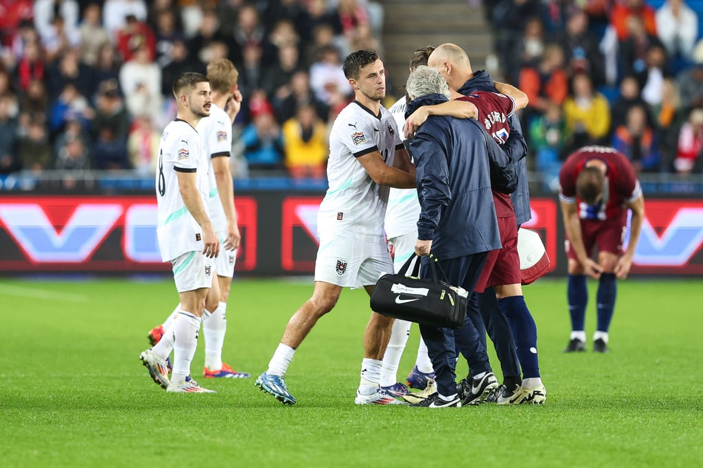 Christoph Baumgartner (Mitte) erkundigt sich nach dem verletzten Martin Ödegaard.