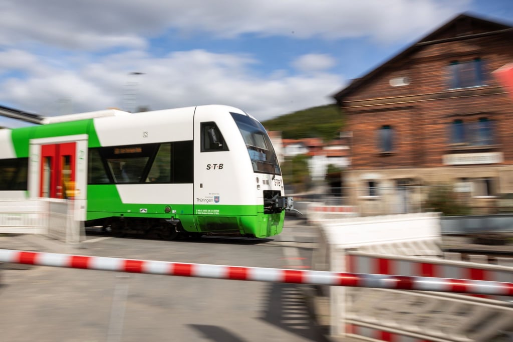 Wegen eines Erdfallalarms wurde die Strecke zwischen Oberrohn und Bad Salzungen vorübergehend gesperrt. (Archivbild)