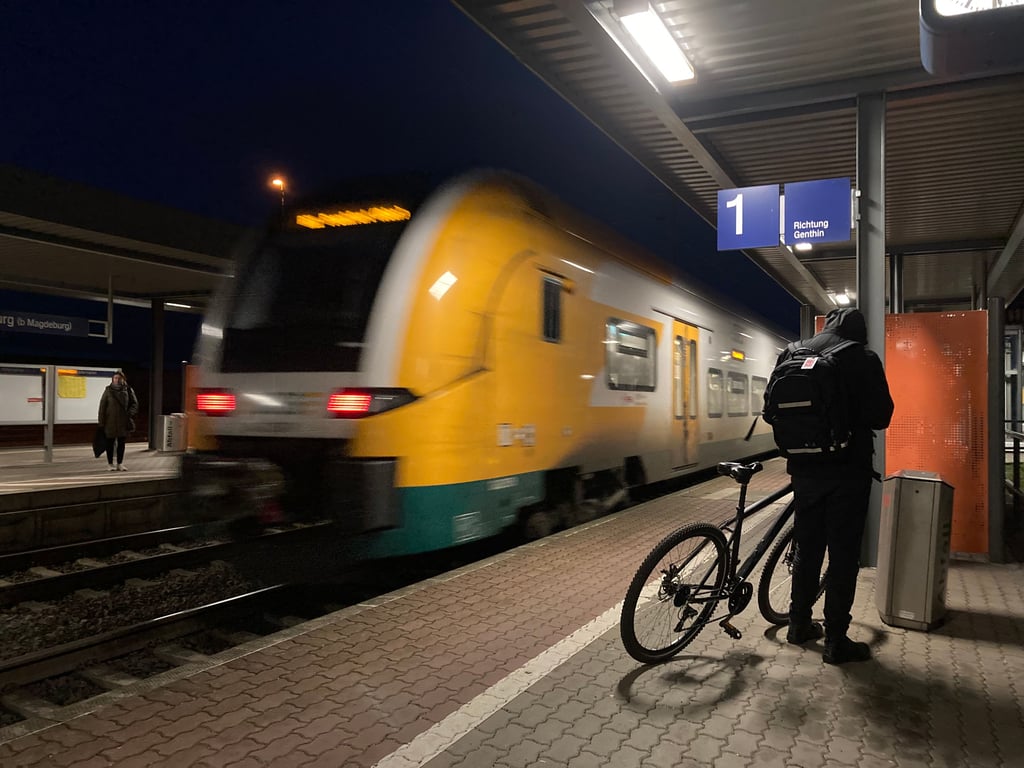 Blick auf den Bahnhof in Burg, der einer der Stationen vom Regionalexpress 1 ist, der zwischen Magdeburg und Eisenhüttenstadt im Einsatz ist.