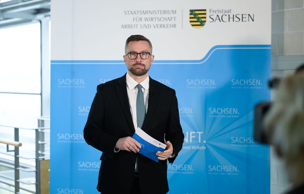 Martin Dulig (SPD), Wirtschaftsminister von Sachsen, fordert von VW Klarheit zur Sicherheit der sächsischen Standorte (Archivbild).