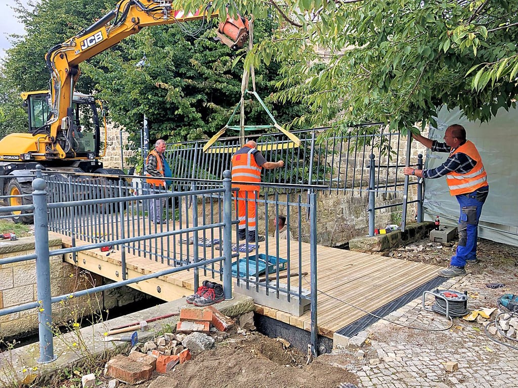 Die Arbeiten an der Brücke über den Mühlgraben sind jetzt zügig vorangekommen.