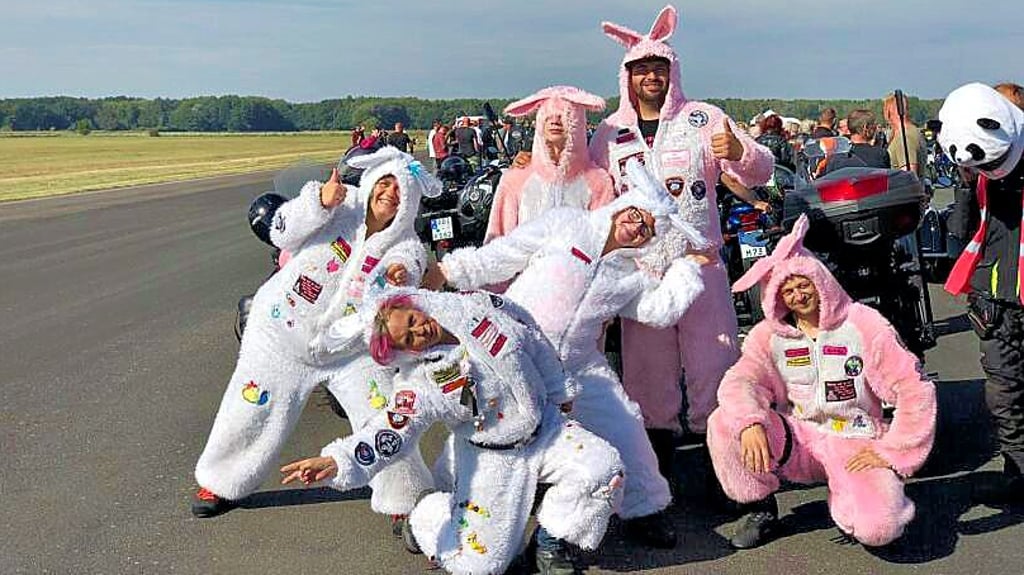 Bei der Ausfahrt unter den 583 Teilnehmern mit dabei: Die Bunnys aus Berlin.