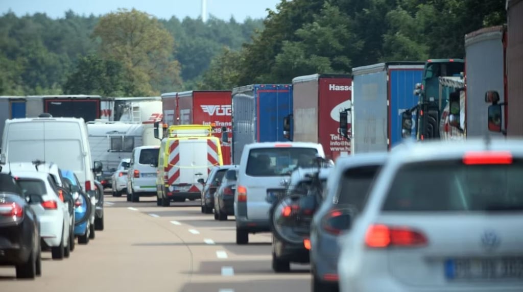 Auf der A2 staut es sich nach einem Lkw-Unfall zwischen Bornstedt und Eilsleben in Richtung Braunschweig.