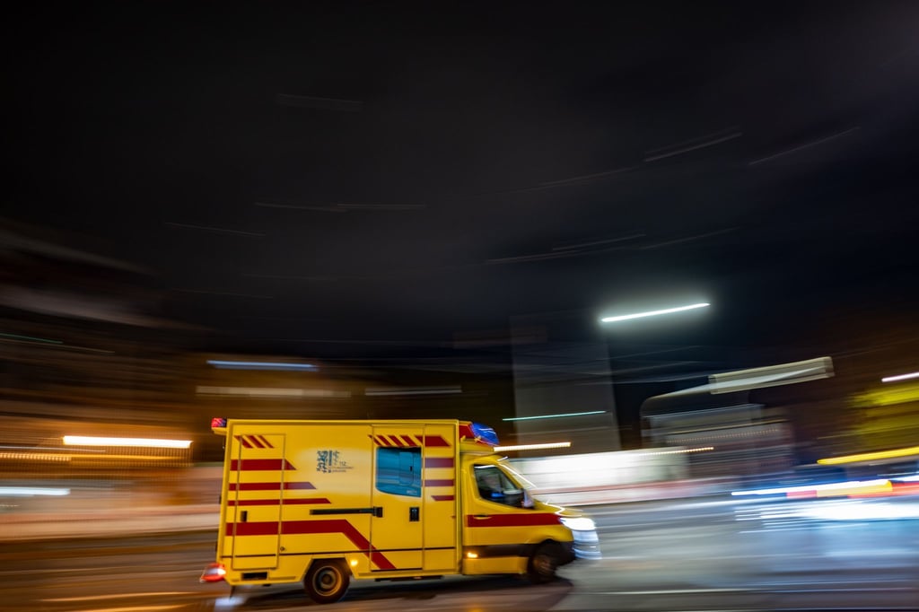 Ein Motorradfahrer muss nach einem Unfall schwer verletzt ins Krankenhaus. (Symbolbild)