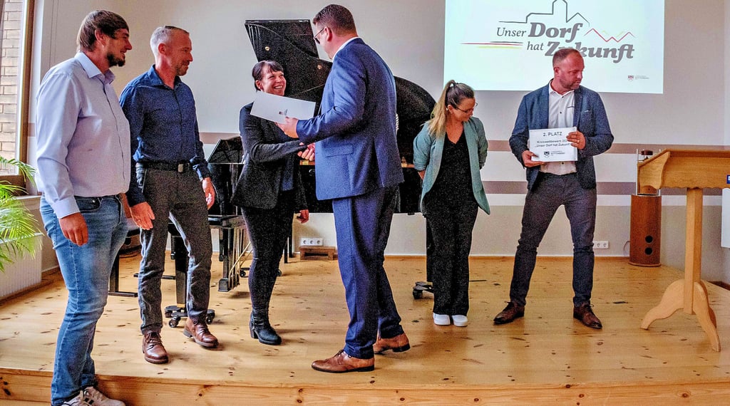 Die Vertreter aus Bethau erhalten von Landrat Christian Tylsch (Mitte) die Urkunde für den 2. Platz des Kreiswettbewerbs „Unser Dorf hat Zukunft".