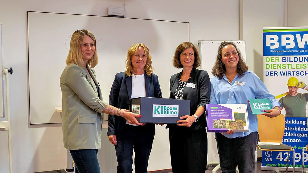 Stellvertretende Geschäftsführerin Julia Reuter, Bundesumweltministerin Steffi Lemke sowie Caroline Servais und Ines Genzales von den „Jungen Tüftlern“ (v.l), mit der KI-Box Klima im BBW Wittenberg.