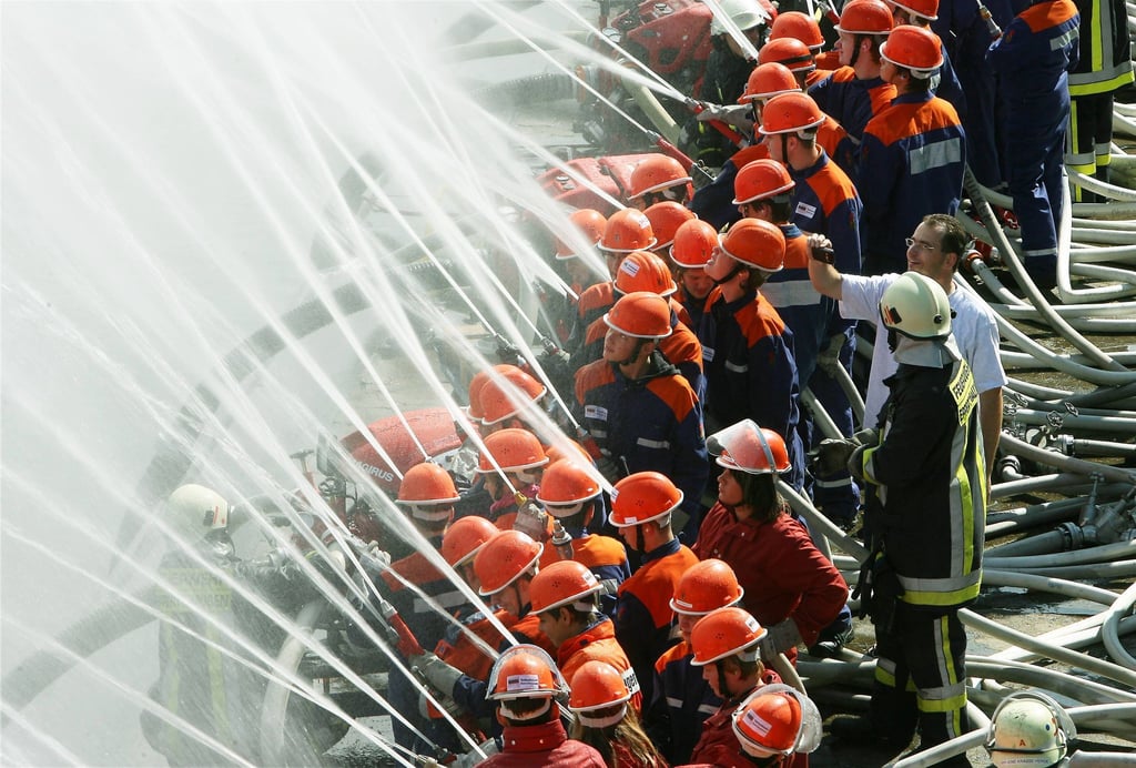 Mitglieder der Jugendfeuerwehr an den Spritzen. Gefährlich wird es bei der Kinderfeuerwehr nicht. (Archivfoto)