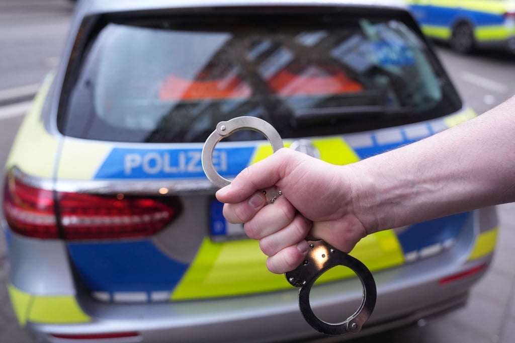 Die Polizei fahndet nach einem Mann, der eine Bankfiliale in Guben überfallen hat. (Symbolbild)