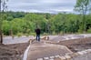 Frank Schiwarth  steht am oberen Eingang zum Stadtwald und genießt den Ausblick über die Baumkronen.