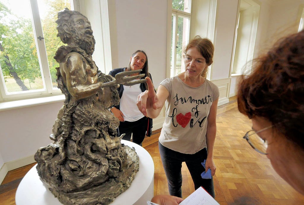 Erläutert ihre Neptun-Plastik: Künstlerin Sonja Alhäuser (vorn) mit Kuratorin Claudia Waldner.