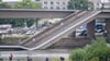 Die Brücke in Dresden liegt zum Teil im Wasser.