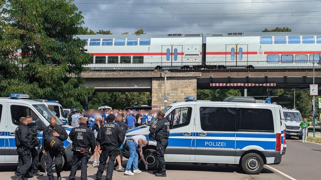 Rund 560 Fans von Schalke 04 waren mit einem IC zum Zweitligaspiel gegen den FCM nach Magdeburg angereist.