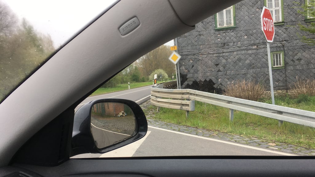 Am Hessendamm ist die Sicht auf die Bundesstraße 79 insbesondere in Richtung Hessen extrem schlecht. Oftmals muss die weiße Stopplinie überfahren werden, um nach rechts weit genug sehen zu können. Auch die Polizei sieht hier akute Probleme und Handlungsbedarf.