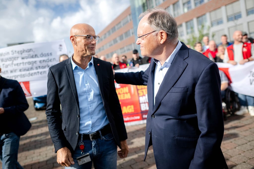 Der stellvertretende VW-Betriebsratsvorsitzende Herbert de Vries (l.) am Werk in Emden setzt im Streit um die Sparpläne beim Autobauer auf die Unterstützung von Niedersachsens Ministerpräsidenten und Aufsichtsratsmitglied Stephan Weil.