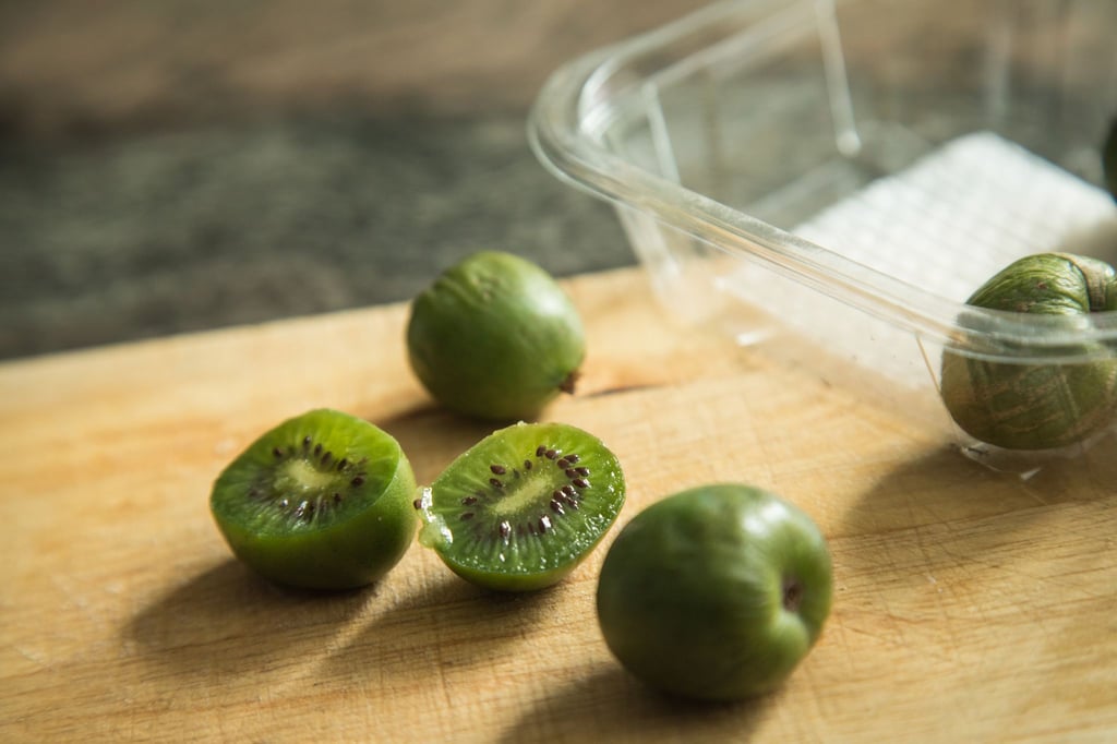 Kiwibeeren sind eng mit Kiwis verwandt und können roh gegessen oder in Obstsalaten, Smoothies und anderen Gerichten verwendet werden.