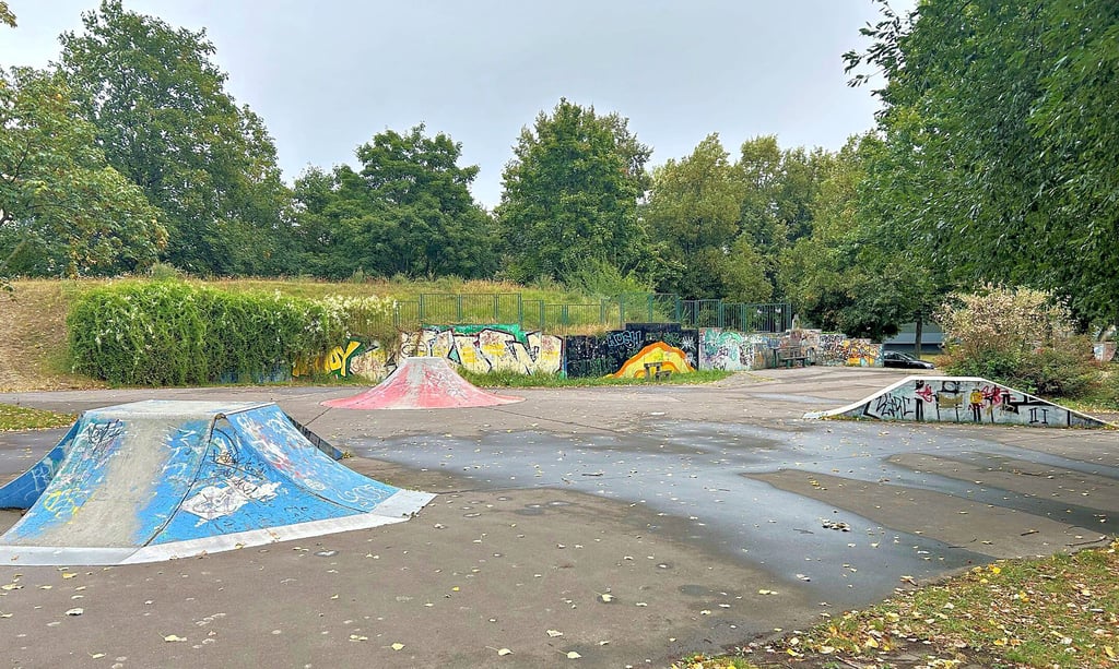 Der Skatepark am Olvenstedter Scheid ist trostlos und selten gut besucht. Nun soll es eine Neugestaltung geben. In einem Workshop können Ideen eingebracht werden.