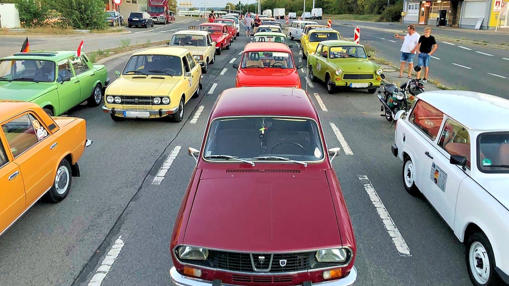 Trabant, Skoda, Wartburg, Lada und Dacia stehen bereit: Wie 1989 geht es Richtung Westen. Die Grenze nach Österreich ist offen.
