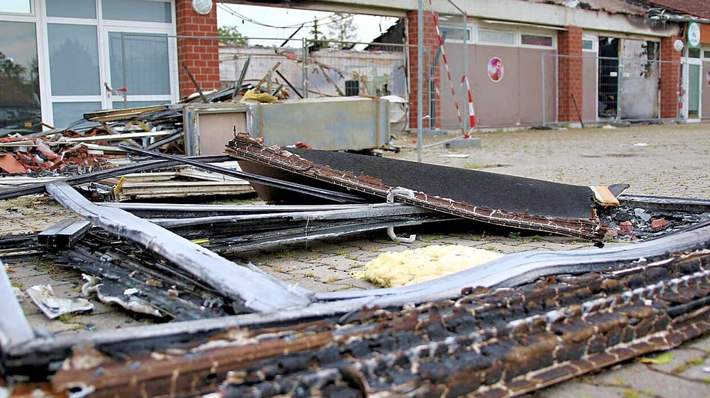 Verbrannte Gebäudeteile sind noch immer auf dem Gelände des Tanzcafés in Stendal-Süd zu finden.