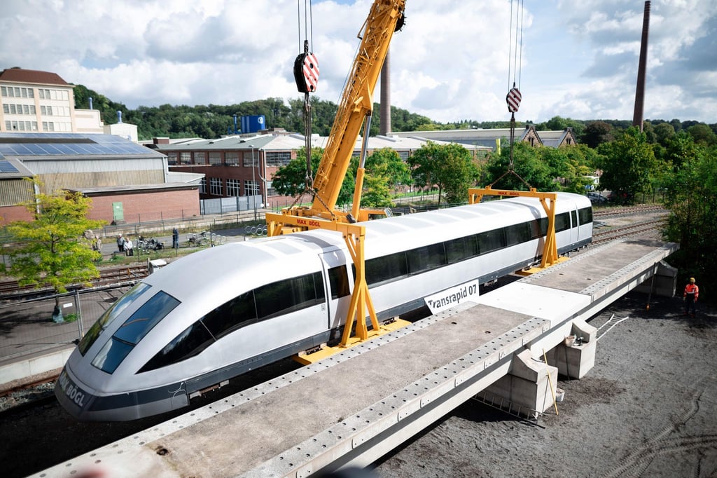 Das einstige Test- und Vorführfahrzeug wird im Eisenbahnmuseum in Bochum auf einem Stück Original-Fahrweg mitsamt riesiger Magneten ausgestellt.