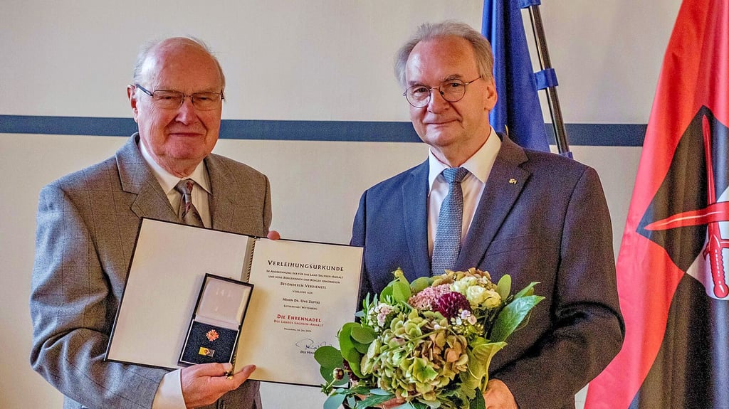 Ministerpräsident Reiner Haseloff (r.) überreicht für sein Engagement die Ehrennadel an Uwe Zuppke im Landratsamt Wittenberg.