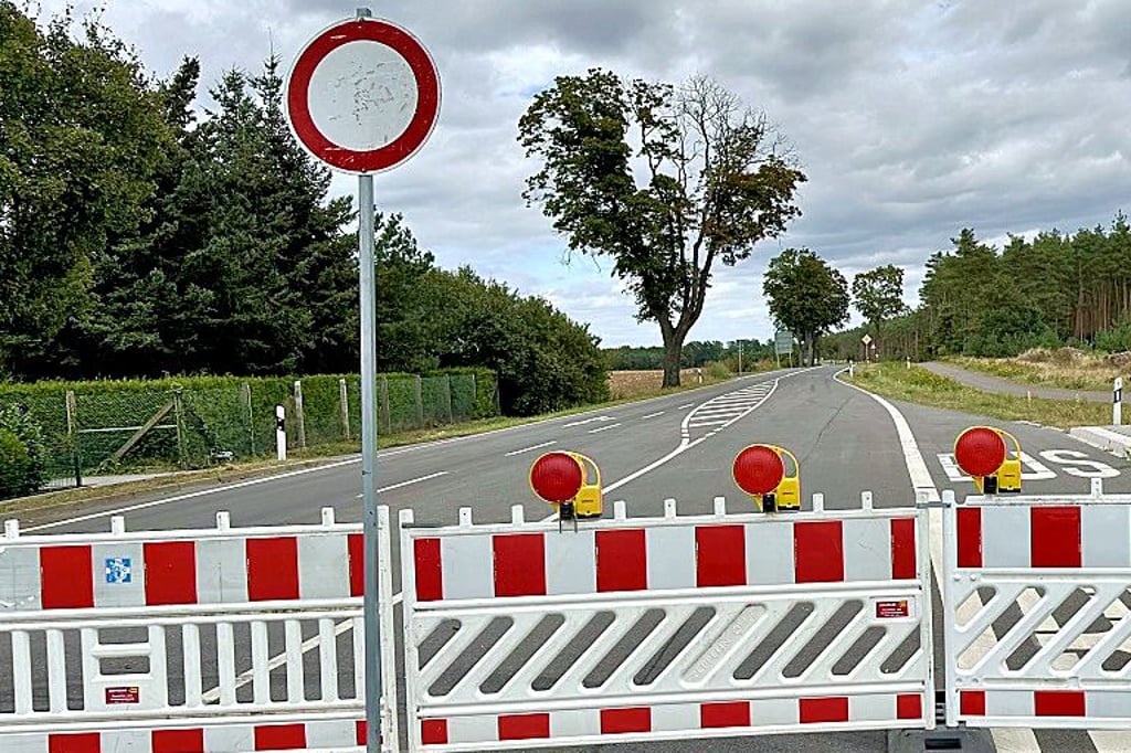 Die B1 am Abzweig Wiechenberg bei Genthin: Die Fahrbahn ist fertiggestellt, die Strecke noch gesperrt.