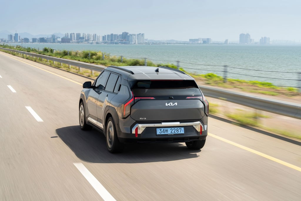 Der Kia EV3 hat eine Länge von 4,30 Metern und die kantigen Linien eines Großstadt-SUV.