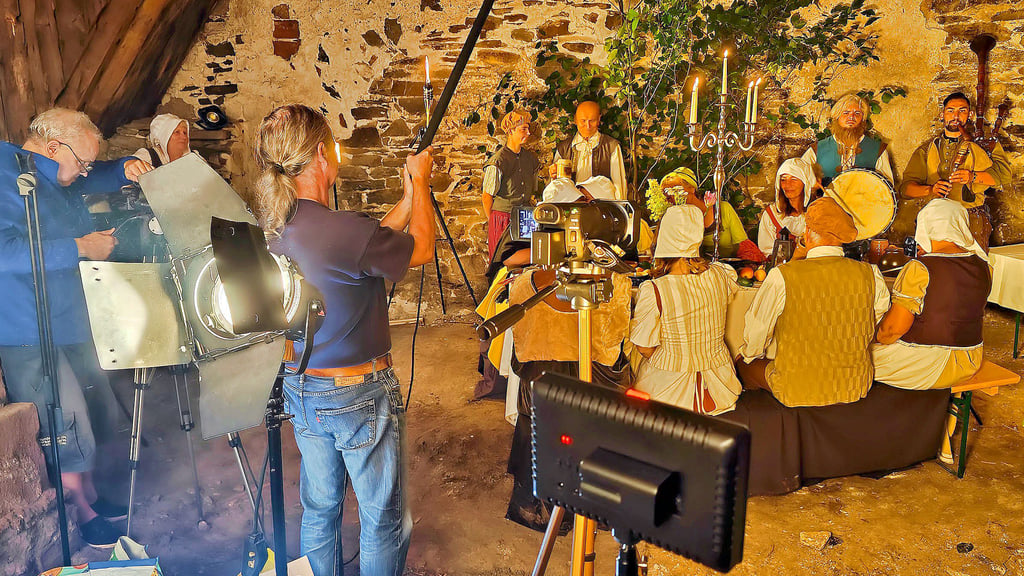 Jede Menge modernes Equipment beim „Mittelalter-Filmdreh“. Hier sieht man die feiernde Meute.