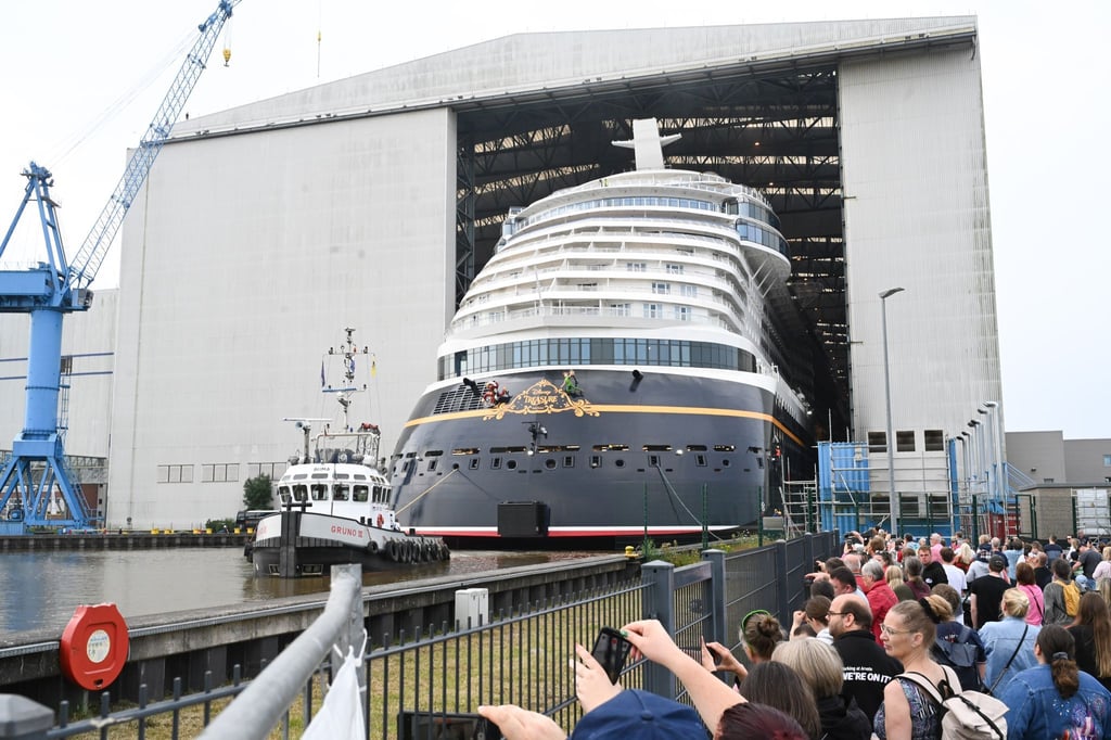 Verlässt ein neues Kreuzfahrtschiff die Meyer Werft, zieht das Hunderte Schaulustige nach Papenburg. (Archivbild)