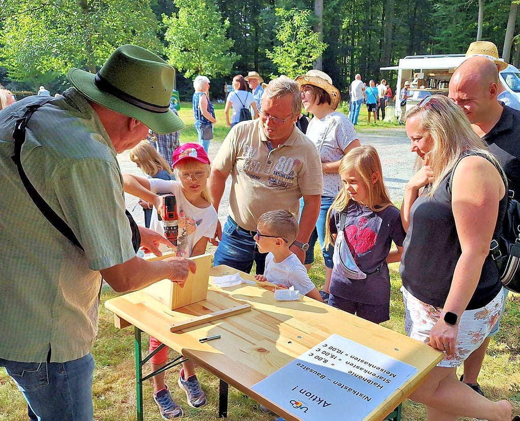 Am Stand von Thomas Koberstein (links) und Tobias Kramer konnten die jüngsten Waldtag-Besucher Nistkästen zusammenschrauben.