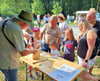 Am Stand von Thomas Koberstein (links) und Tobias Kramer konnten die jüngsten Waldtag-Besucher Nistkästen zusammenschrauben. 