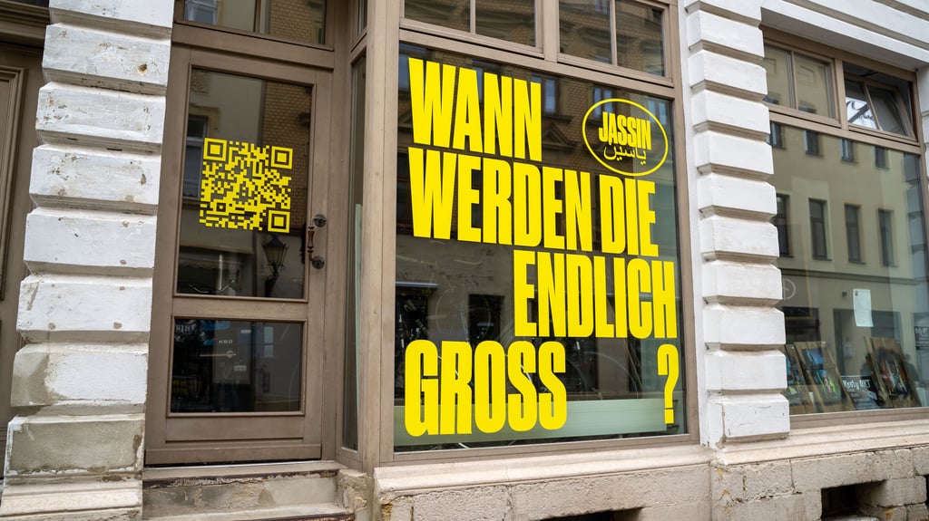 Der Schriftzug „Wann werden die endlich groß?“ zieht in Wittenberg Neugier auf sich.